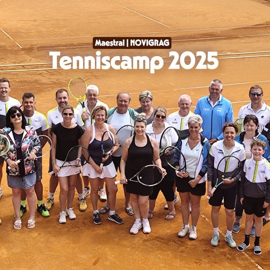 Eine Gruppe von Erwachsenen und Kindern auf einem Tennisplatz mit den Worten Tenniscamp 2025 darüber geschrieben.