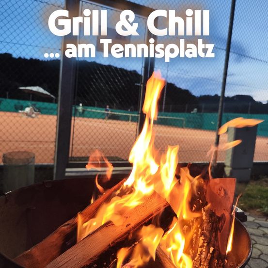 Ein Grill- und Chillbereich im Freien auf einem Tennisplatz mit einem brennenden Feuer. Ein Zaun umgibt das Gebiet, und im Hintergrund spielen Menschen Tennis.