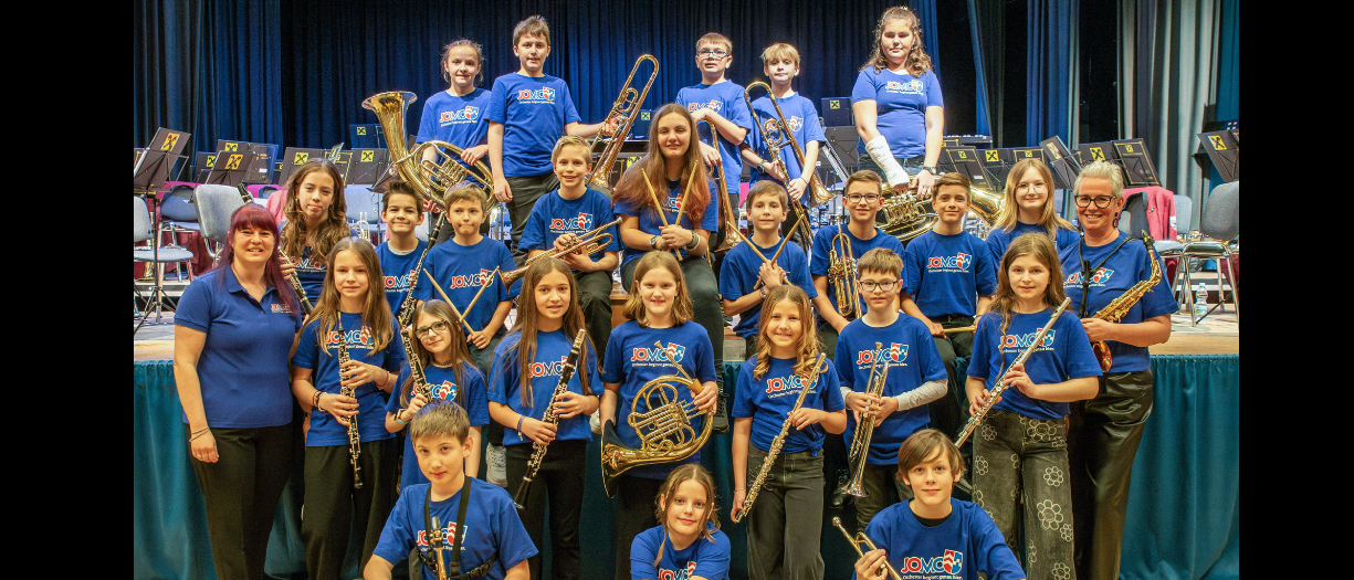 Bild enthält, Group Performance, Person, Music, Music Band, Musical Instrument, Musician, Boy, Child, Male, People