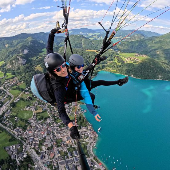 Bild enthält, Helmet, Face, Head, Person, Selfie, Glove, Glasses, Adventure, Outdoors, Gliding