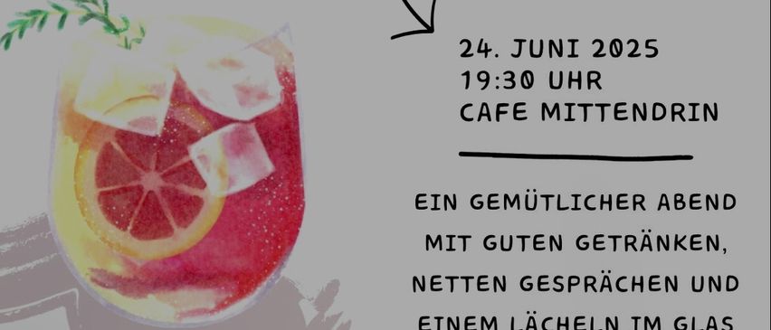 Ein Plakat bewirbt einen Cocktailabend am 24. Juni 2025 um 19:30 im Cafe Mittendrin mit einem Glas Cocktail mit einer Orangenscheibe und einem Minzblatt. Erstellt von Markus Marbler.