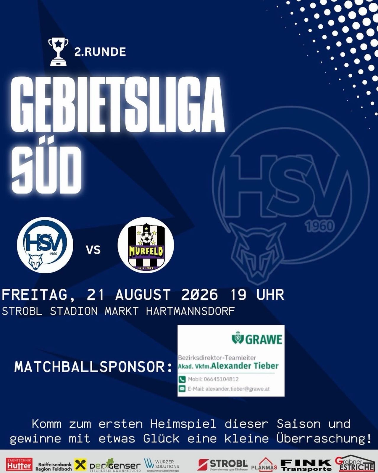 Ein blaues Plakat bewirbt ein Fußballspiel zwischen HSV und Murfeld am 21. August 2026 um 19:00 Uhr im Strobl-Stadion, Markt Hartmannsdorf. Das Spiel wird von Grawe gesponsert. Kontaktdaten für Alexander Tieber sind angegeben.