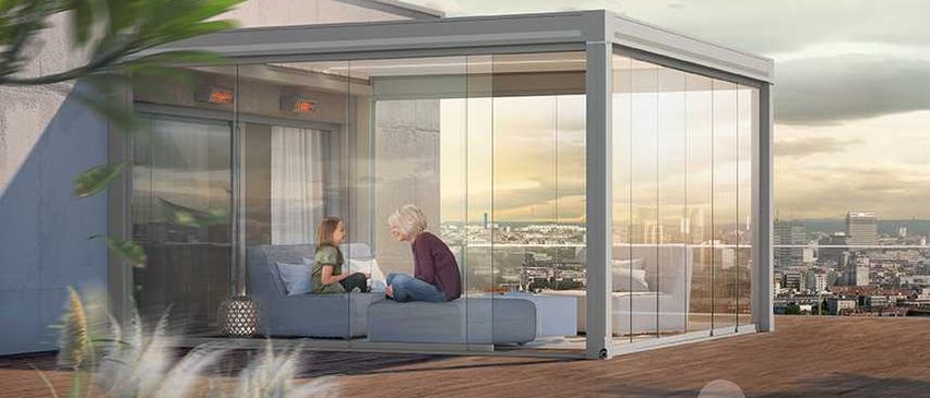 Bild enthält, Person, Housing, Door, Interior Design, House, Couch, Outdoors, Balcony, Patio, Living Room