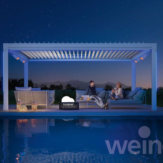 Bild enthält, Housing, Porch, Patio, Pergola, Pool, Water, Person, Swimming Pool, Shoe, Outdoors