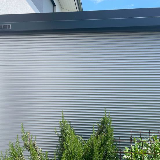 Bild enthält, Window, Curtain, Indoors, Interior Design, Shutter