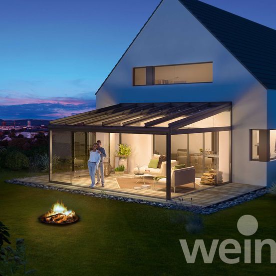 Bild enthält, House, Housing, Villa, Porch, Patio, Grass, Person, Bonfire, Backyard, Lawn