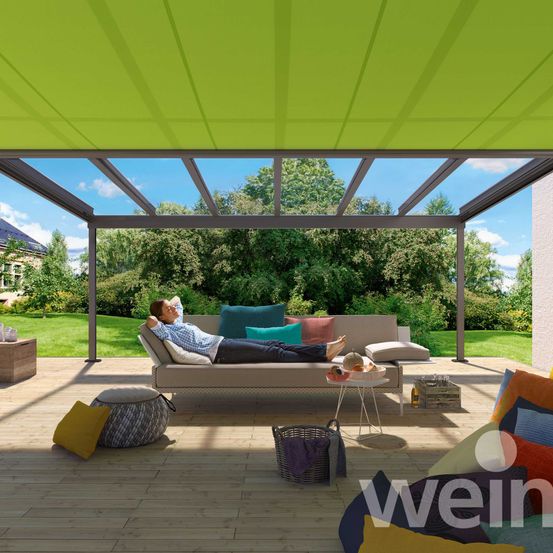 Bild enthält, Couch, Porch, Patio, Adult, Male, Man, Person, Interior Design, Living Room, Coffee Table