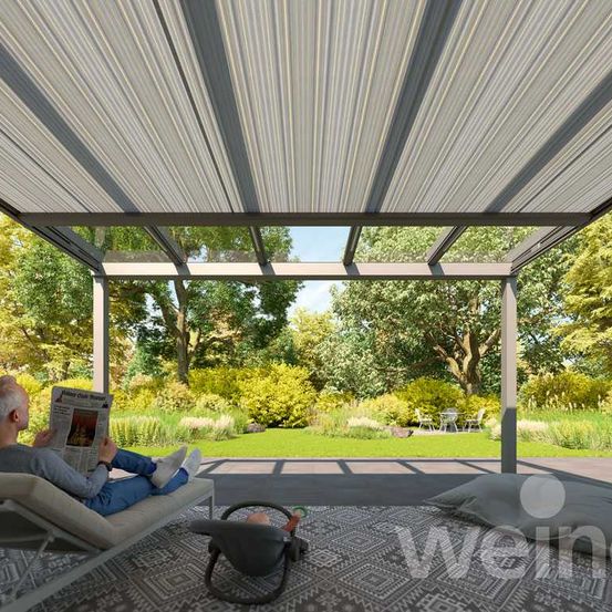 Bild enthält, Housing, Porch, Outdoors, Shelter, Adult, Male, Man, Person, Patio, Grass