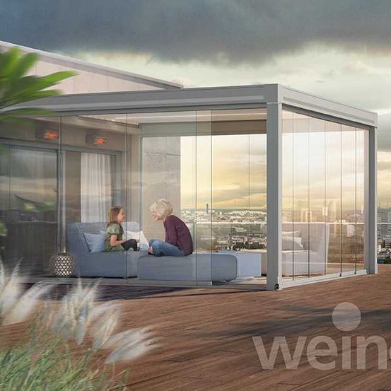 Bild enthält, Person, Housing, Door, Interior Design, House, Couch, Outdoors, Balcony, Patio, Living Room