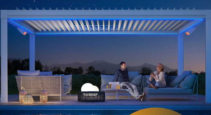 Bild enthält, Housing, Porch, Patio, Adult, Male, Man, Person, Pool, Swimming Pool, Bench