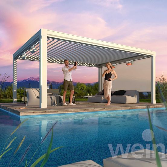 Bild enthält, Housing, Porch, Person, Pool, Water, Villa, Shoe, Patio, Swimming Pool, Handbag