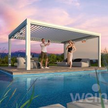 Bild enthält, Housing, Porch, Person, Pool, Water, Villa, Shoe, Patio, Swimming Pool, Handbag