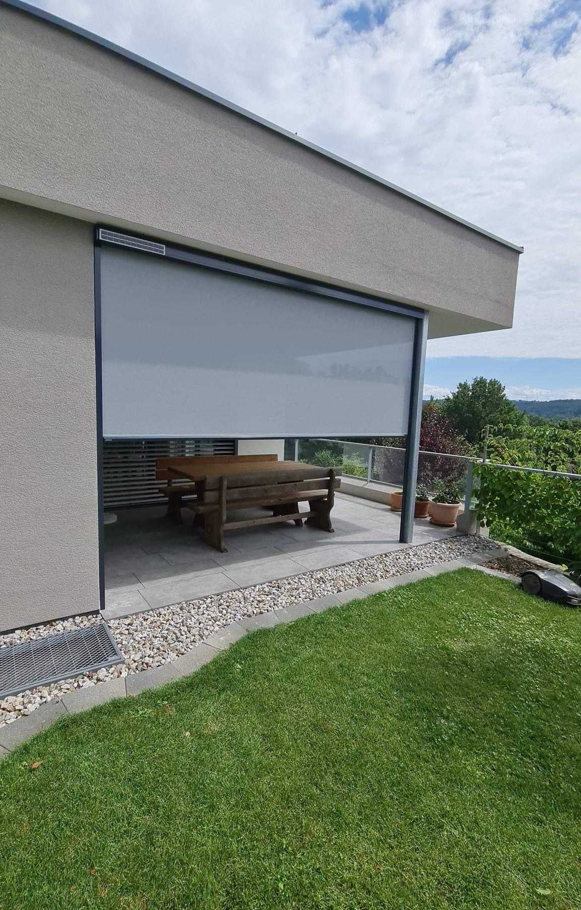 Bild enthält, Indoors, Interior Design, Grass, Plant, Bench, Screen, Garage, Lawn