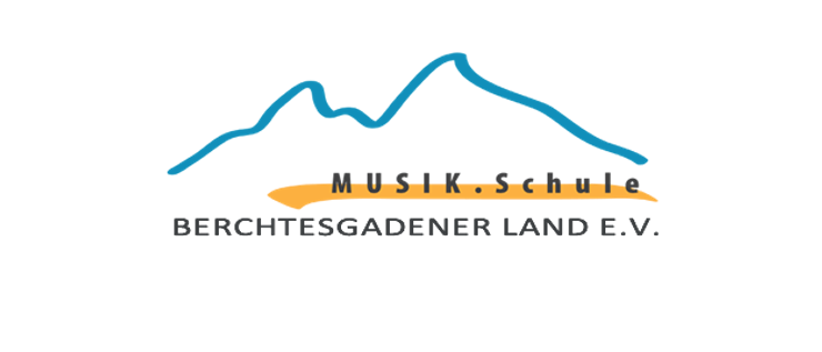 Das Logo für Musik.Schule Berchtesgadener Land e.V. mit einer blauen wellenförmigen Linie über dem Text.