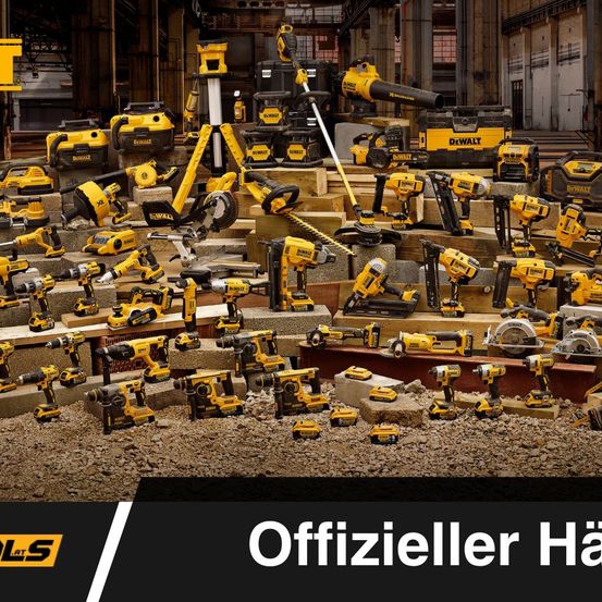 Ein Lagerraum gefüllt mit gelben DeWalt-Elektrowerkzeugen, einschließlich Bohrmaschinen, Sägen und anderen Geräten, auf Steinblöcken ausgestellt. Der untere Teil des Bildes lautet 'Offizieller Händler'.