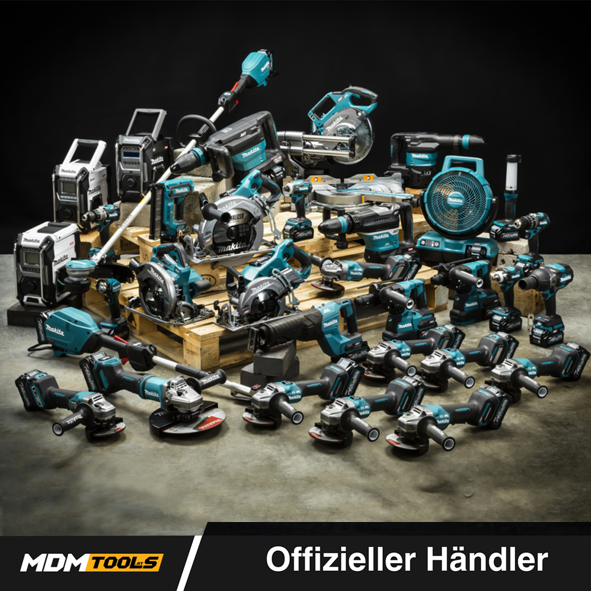 Eine Anzeige mit einer Sammlung von Makita-Elektrowerkzeugen, die auf einem Holzpalette vor schwarzem Hintergrund angeordnet sind. Die Werkzeuge umfassen Bohrer, Sägen und Schleifmaschinen. Der Text lautet 'Offizieller Händler' (Offizieller Händler).