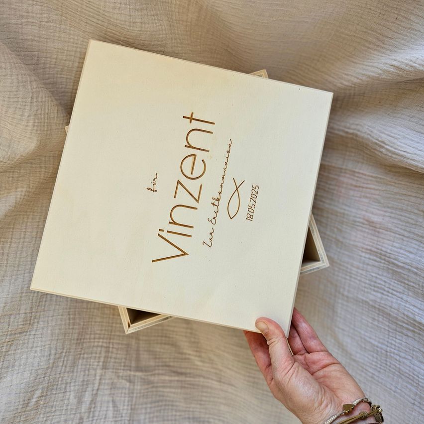 A hand holds a white box with the word 'VinZent' in gold, dated 1805-2025. The cover shows 'Zoe with love' in a golden font.