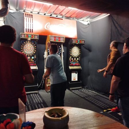 Bild enthält, Urban, Adult, Male, Man, Person, Pants, Wristwatch, Glasses, Game, Night Life