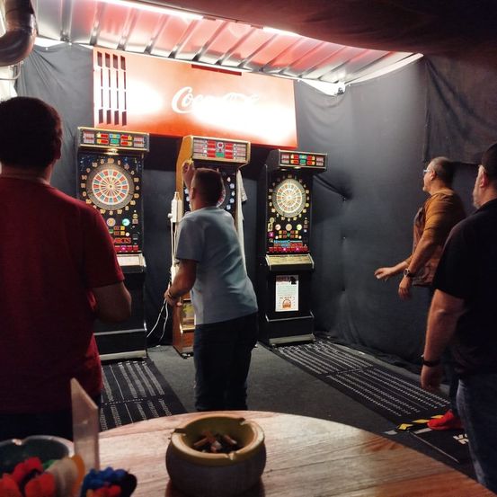 Bild enthält, Urban, Adult, Male, Man, Person, Pants, Wristwatch, Glasses, Game, Night Life