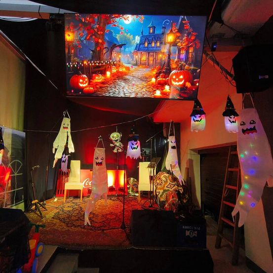 Bild enthält, Urban, Lighting, Night Life, Electronics, Speaker, Person