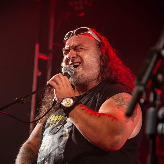 Bild enthält, Performer, Person, Solo Performance, Adult, Male, Man, Accessories, Sunglasses, Face, Hair