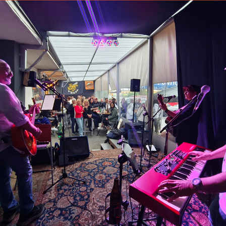 Bild enthält, Adult, Male, Man, Person, Music, Musical Instrument, Musician, Performer, Guitar, Group Performance