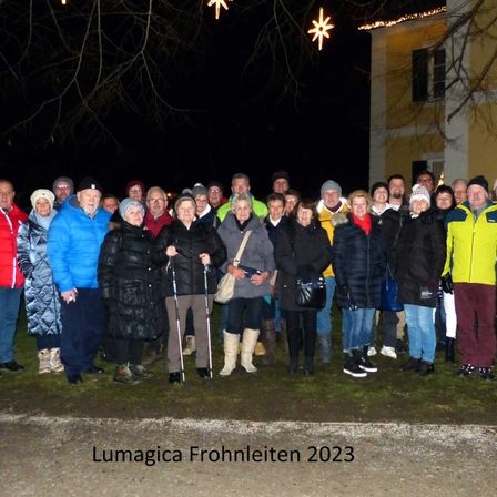 Bild enthält, Coat, Pants, Jacket, People, Person, Glove, Jeans, Night, Handbag, Man