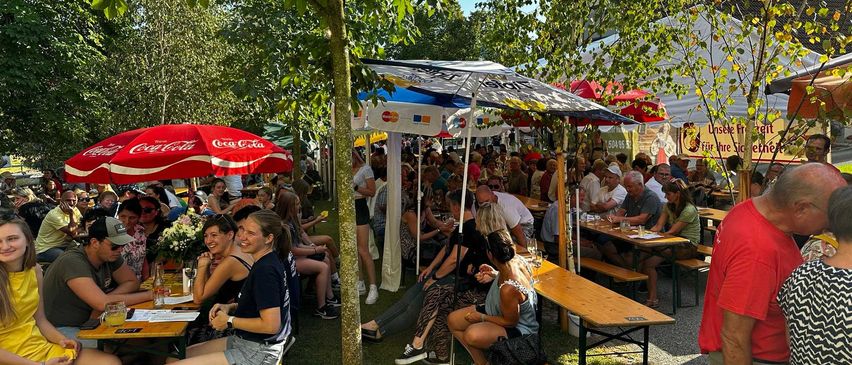 Bild enthält, Urban, People, Person, Adult, Male, Man, Handbag, Female, Woman, Bride