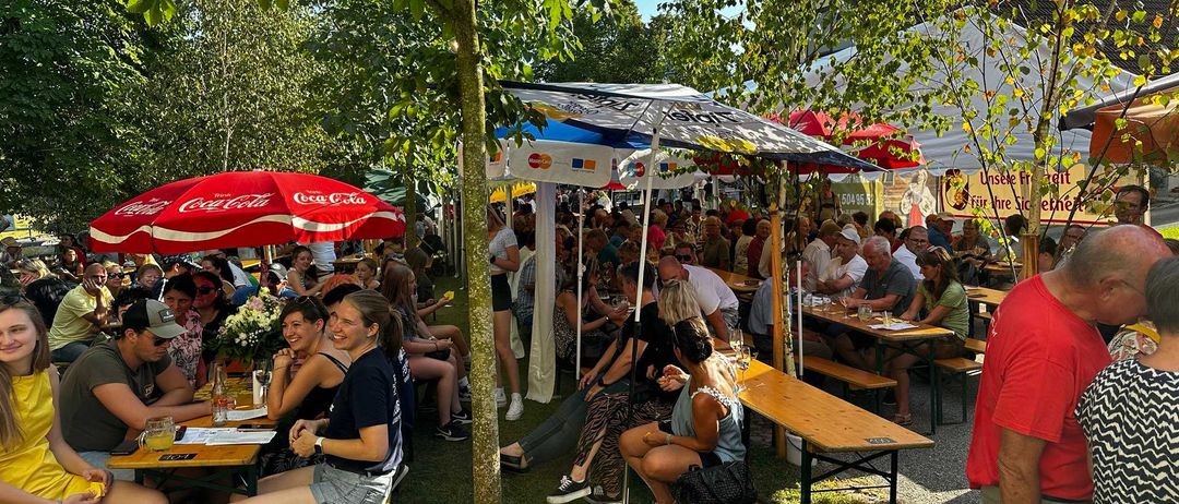 Bild enthält, Urban, People, Person, Adult, Male, Man, Handbag, Female, Woman, Bride