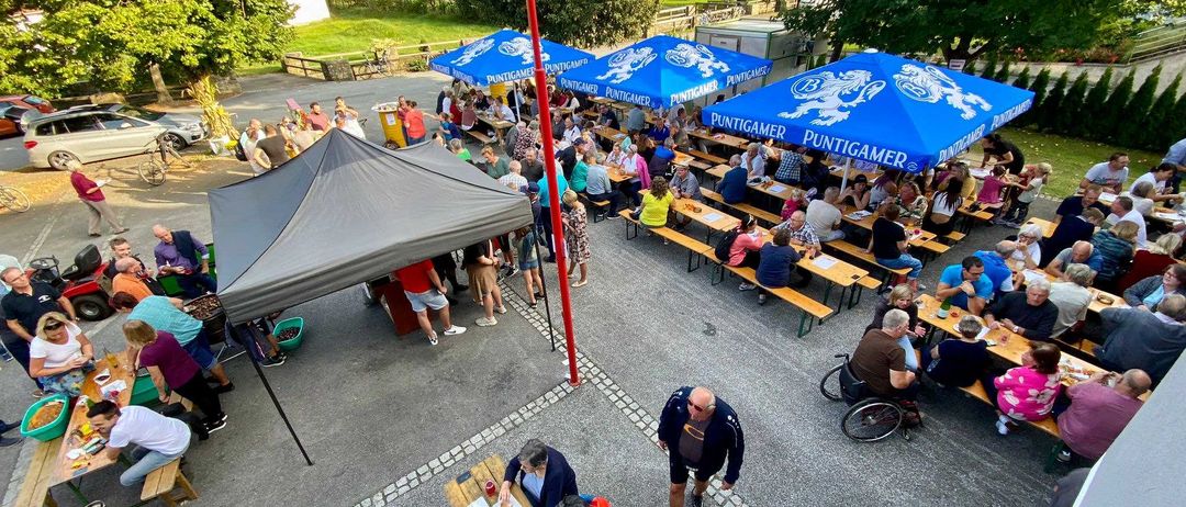 Bild enthält, Shelter, Urban, Person, People, City, Car, Restaurant, Adult, Female, Woman