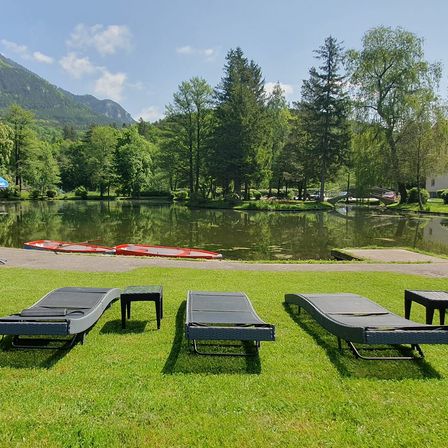Bild enthält, Nature, Outdoors, Scenery, Grass, Chair, Lakefront, Boat, Shelter, Park, Bench