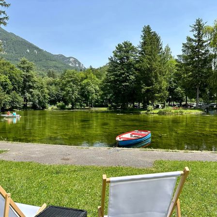Bild enthält, Nature, Outdoors, Scenery, Lakefront, Boat, Vehicle, Chair, Furniture, Person, Car