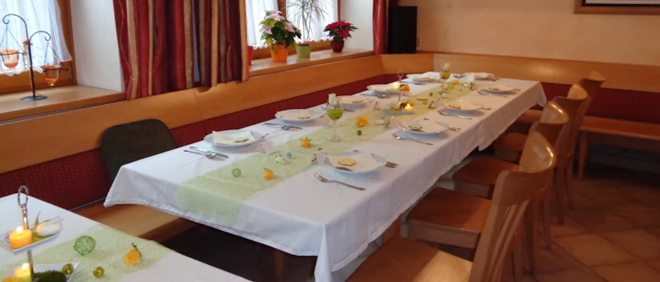 Bild enthält, Dining Table, Furniture, Table, Dining Room, Indoors, Tabletop, Photo Frame