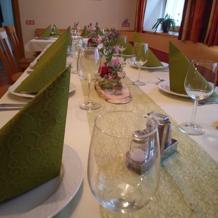 Bild enthält, Dining Table, Furniture, Table, Dining Room, Indoors, Glass, Tabletop, Flower, Flower Arrangement, Linen