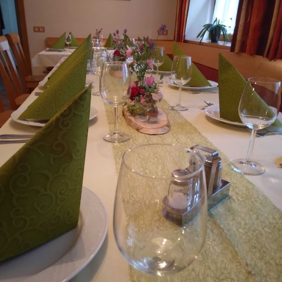 Bild enthält, Dining Table, Furniture, Table, Dining Room, Indoors, Glass, Tabletop, Flower, Flower Arrangement, Linen