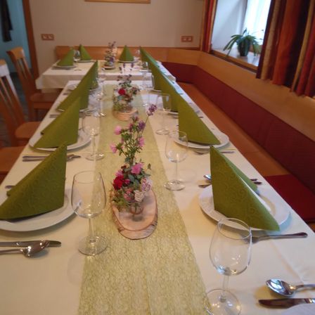 Bild enthält, Dining Room, Dining Table, Furniture, Indoors, Table, Flower, Flower Arrangement, Tabletop, Linen, Glass