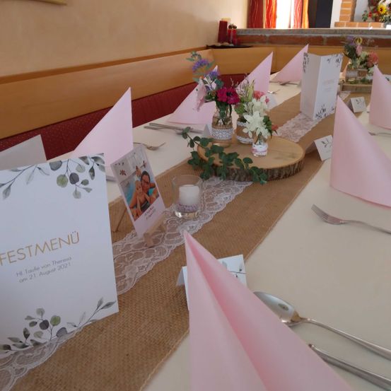 Bild enthält, Flower, Flower Arrangement, Flower Bouquet, People, Table, Rose, Fork, Business Card, Dining Table, Spoon