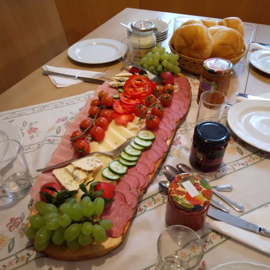 Bild enthält, Brunch, Dining Table, Table, Meal, Dish, Cutlery, Fork, Lunch, Bread, Glass