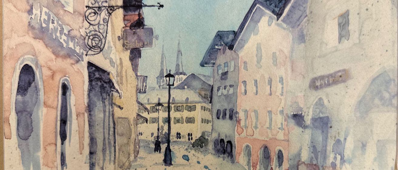 Aquarellmalerei einer Straße mit Gebäuden, einem Laternenpfahl und einem Schild darüber. Die Straße ist schmal, mit Gebäuden auf beiden Seiten. Es gibt zwei Personen, die gehen.