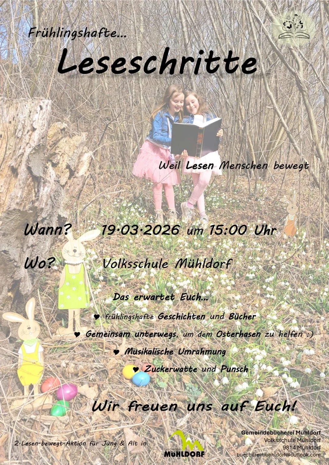 Zwei Mädchen in Frühlingsoutfits lesen Bücher in einem Wald. Veranstaltung am 19.03.2026 um 15:00 Uhr an der Volksschule Mühldorf. Frühlingshaftes Geschichten und Bücher, gemeinsam unterwegs, um dem Osterhasen zu helfen, Musik, Zuckerwatte und Punsch.