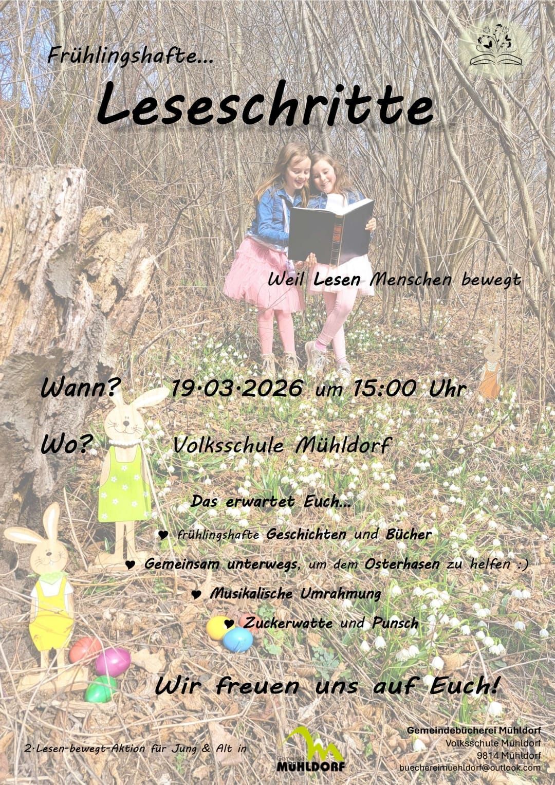 Zwei Mädchen in Frühlingsoutfits lesen Bücher in einem Wald. Veranstaltung am 19.03.2026 um 15:00 Uhr an der Volksschule Mühldorf. Frühlingshaftes Geschichten und Bücher, gemeinsam unterwegs, um dem Osterhasen zu helfen, Musik, Zuckerwatte und Punsch.