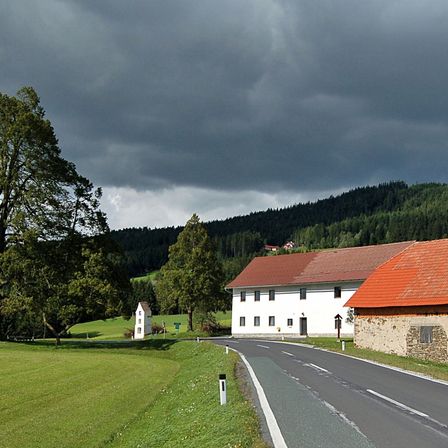 Bild enthält, Road, Building, Grass, Outdoors, Nature, Countryside, Rural, Housing, Tarmac, Lawn