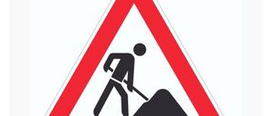 Ein Warnschild mit einer Person, die Erde schaufelt, zeigt Straßenarbeiten voraus an.