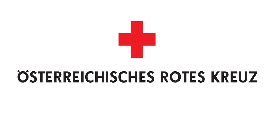 Das Bild zeigt das Logo des Österreichischen Roten Kreuzes, das ein rotes Kreuz auf weißem Hintergrund mit den Worten 'TERREICHISCHES ROTES KRE' darunter darstellt.