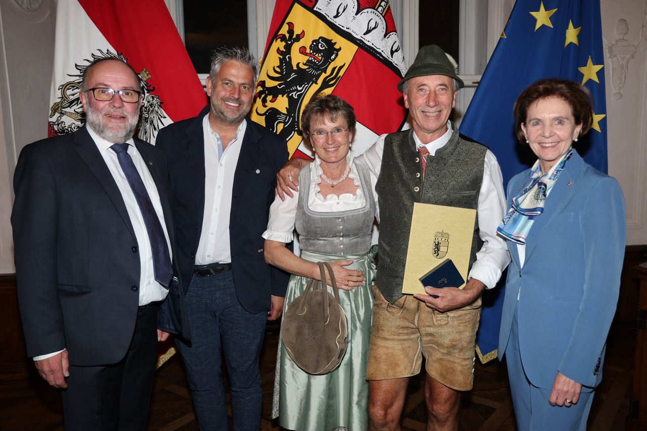 Bild enthält, Adult, Female, Person, Woman, Pants, Male, Man, Suit, Skirt, Tie