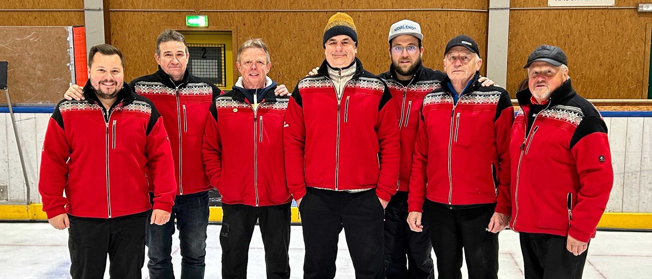 Bild enthält, Groupshot, Person, People, Adult, Male, Man, Jacket, Hoodie, Hat, Baseball Cap