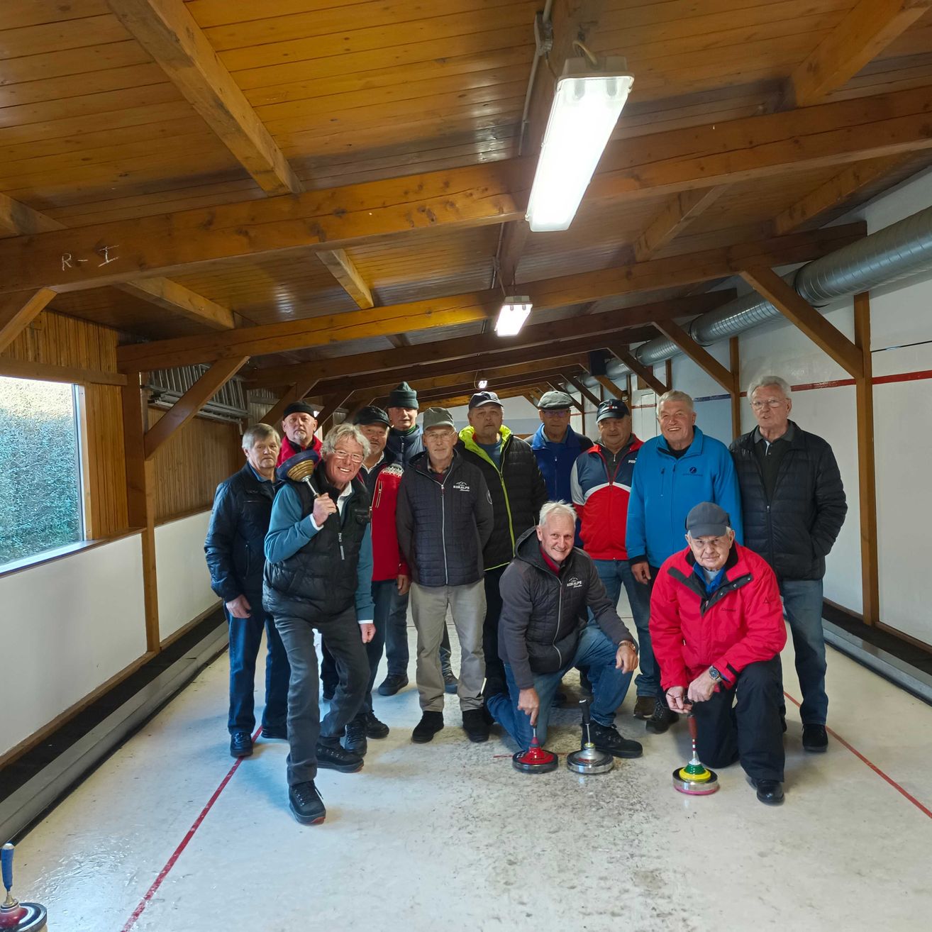 Bild enthält, Pants, People, Person, Shelter, Wood, Interior Design, Groupshot, Shoe, Hat, Man