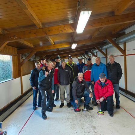 Bild enthält, Pants, People, Person, Shelter, Wood, Interior Design, Groupshot, Shoe, Hat, Man