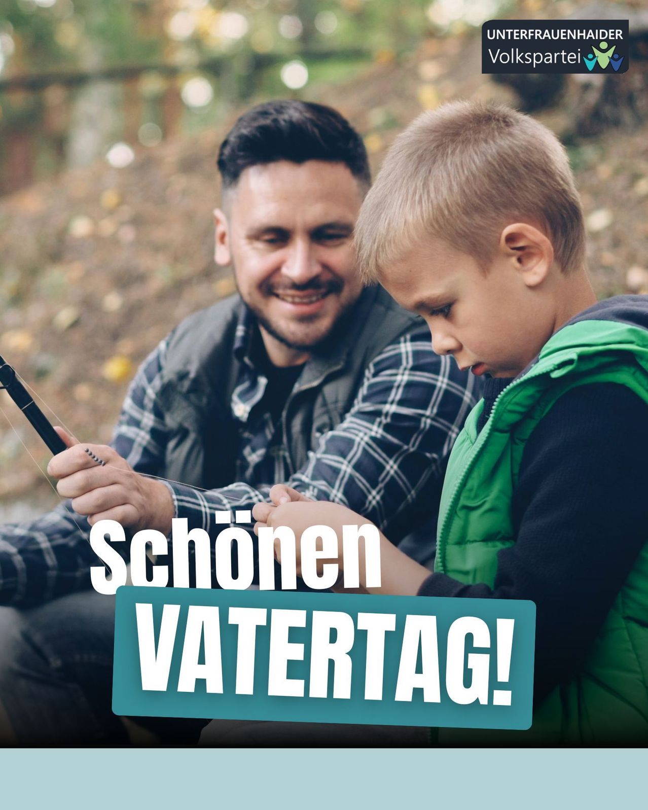 Ein Mann und ein Junge fischen in einem Wald. Der Junge trägt eine grüne Weste. Der Text 'Schonen Vatertag!' ist auf dem Bild.