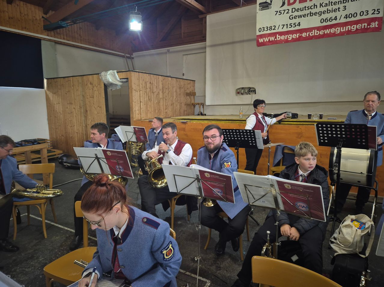 Bild enthält, Person, Adult, Male, Man, Boy, Child, Musical Instrument, Horn, Tuba, Flugelhorn